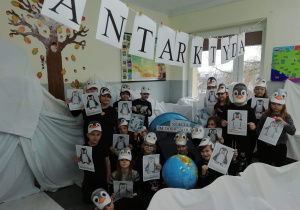 Dzieci w swojej pracowni prezentują prace - zakodowane pingwiny