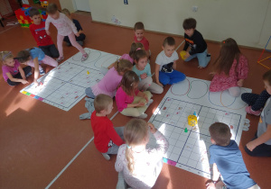 Dzieci grają w „zakodowaną” grę planszową