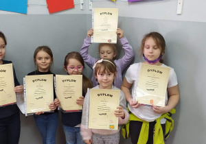 Dzieci nagrodzone dyplomami.
