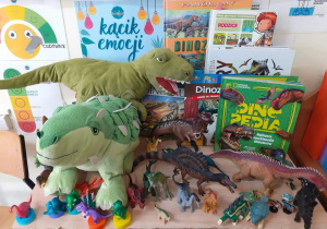 Wystawa pluszaków, zabawek i książek o dinozaurach