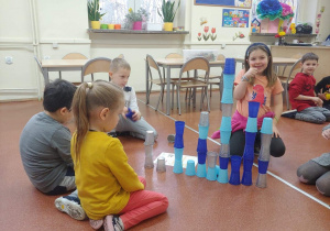 Dziewczynki budują wieżę z kubków