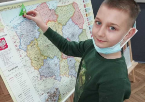 Filip Drochliński wykonuje zadanie przy mapie