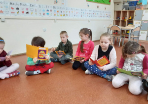 Dzieci przeglądają kartki otrzymane od kolegów z Lubienia Kujawskiego