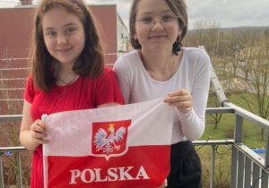 Dziewczynki z klasy 6a z flagą Polski