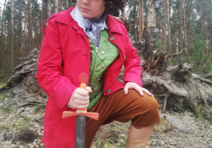 Bartłomiej Papiernik jako Bilbo Baggins z mieczem opartym ostrzem o ziemię