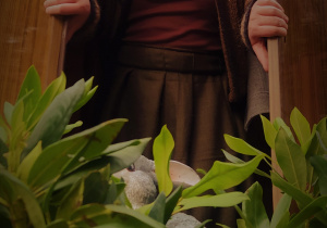 Wiktoria Bernacka w roli Łucji wkraczającej przez drzwi szafy do Narnii