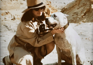 Oliwia Jóźwik w roli Nel Rawlison na tle pustynnego krajobrazu