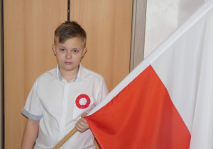 Oskar Szyngler z flagą Polski