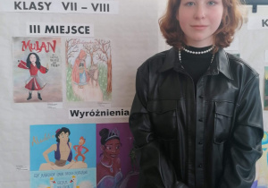 Kornelia Porzycka z klasy 8a przy sztaludze prezentującej jej pracę.