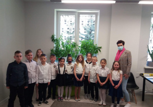 Zdjecie grupowe nagrodzonych uczniów w gabinecie Pani dyrektor Anety Jarząbek