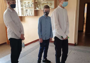 Filip, Konrad i Kuba przed wejściem na egzamin