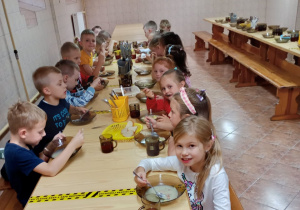 Dzieci jedzą obiad w stołówce szkolnej