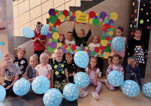 Dzieci z balonami w kropki