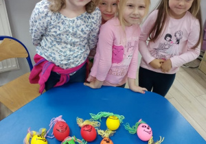 Dzieci z okazji Dnia Przedszkolaka wykonały gniotki z balonów i mąki