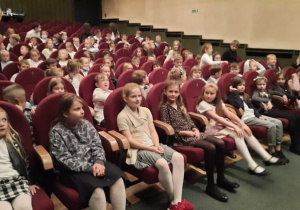 Dzieci zgromadzone w sali teatru