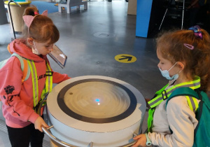 Dziewczynki bawią się w Centrum Nauki Kopernik