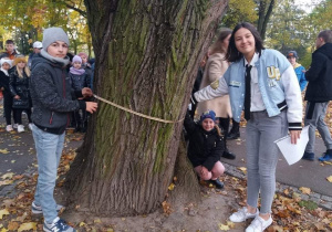 Uczniowie mierzą drzewo
