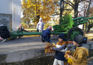 Sprzątanie pomnika w Parku Rodego