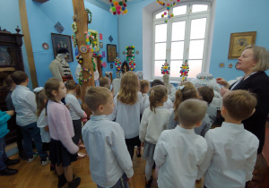 Uczniowie podczas oglądania wystawy etnograficznej tomaszowskiego muzeum przedstawiającej ręcznie wykonane ozdoby