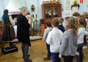Uczniowie podczas oglądania wystawy etnograficznej tomaszowskiego muzeum