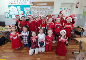 Dzieci z klasy 1a w czerwonych strojach