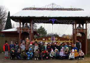 Uczniowie przed wejściem do krainy Św.Mikołaja
