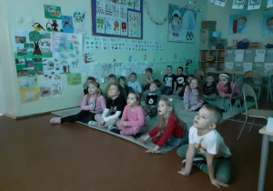 Dzieci oglądają film "Historia Ignacego".