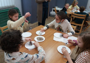 Uczniowie przygotowują szyszkę w smalcu