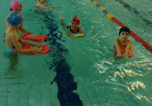Dziewczynki pływają z deskami