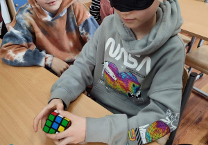 Układanie kostki Rubika z zasłoniętymi oczami