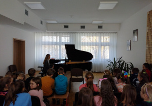Uczniowie klas 2c i 3b podczas zwiedzania Państwowej Szkoły Muzycznej