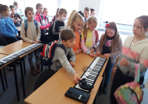 Dzieci oglądają instrumenty muzyczne