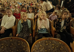 W przerwie spektaklu, dzieci siedzą na widowni