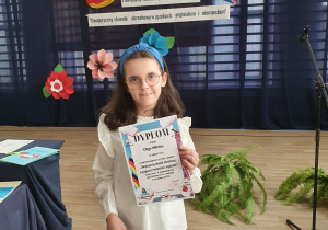 Olga prezentuje swój dyplom i nagrodę