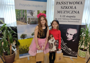 Hania i Lena na wspólnym zdjęciu w Szkole Muzycznej