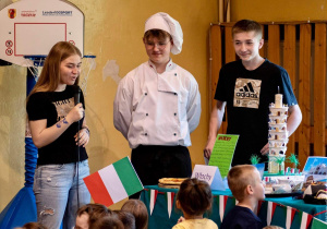 Stoisko uczniów przygotowujących Włochy