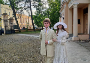 Uczniowie jako małżeństwo Ostrowskich przed budynkiem muzeum