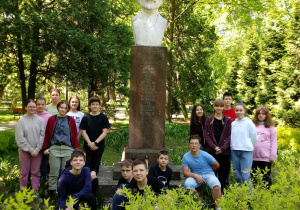 Uczniowie klasy 7b pod pomnikiem dr Jana Rode.
