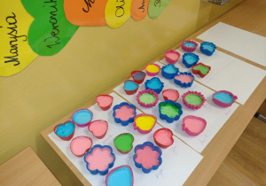 Kolorowe mydełka wykonane przez uczniów