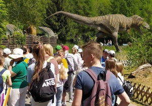 Dzieci w parku z dinozaurami