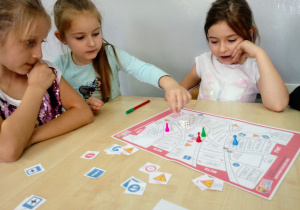 Uczniowie grają w grę "Bezpieczna droga do szkoły"