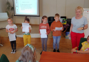 Dzieci prezentują swoje prace grupowe