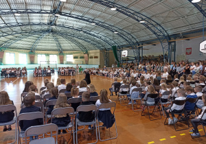 Uczniowie zgromadzeni w hali sportowej na uroczystości rozpoczęcia roku szkolnego