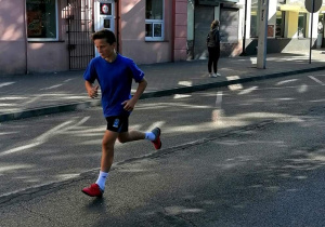 Tobiasz Będziński na trasie biegu.