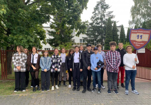 Uczniowie podczas uroczystości przy pomniku "W Hołdzie Zesłańcom Sybiru".