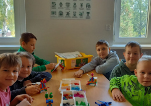 Chłopcy budują z klocków LEGO