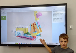 Uczeń prezentuje gotowy projekt Konik LEGO SPIKE