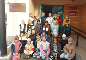 Uczniowie przed wejściem do Filii Uniwersytetu Łódzkiego w Tomaszowie Mazowieckim