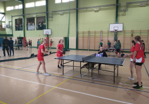 Dziewczynki rozgrywają mecz w hali sportowej