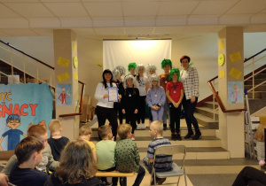 Drużyna czwartoklasistów z SP11 na wspólnym zdjęciu z opiekunem i dyrekcją szkoły